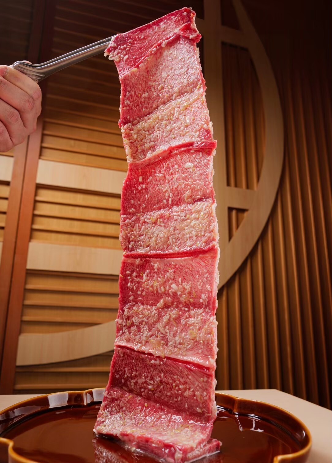 個室確約【姉妹店 銀座ちかみつ焼肉百名店2025受賞記念コース】「厳選和牛の蟹・いくらユッケドッグ」「和牛ヒレのブリオッシュカツサンド」更に厳選された焼き物6種を部位に合わせた薬味で提供